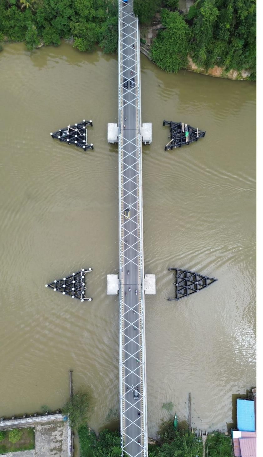 Pemandangan atas jembatan baja proyek konstruksi